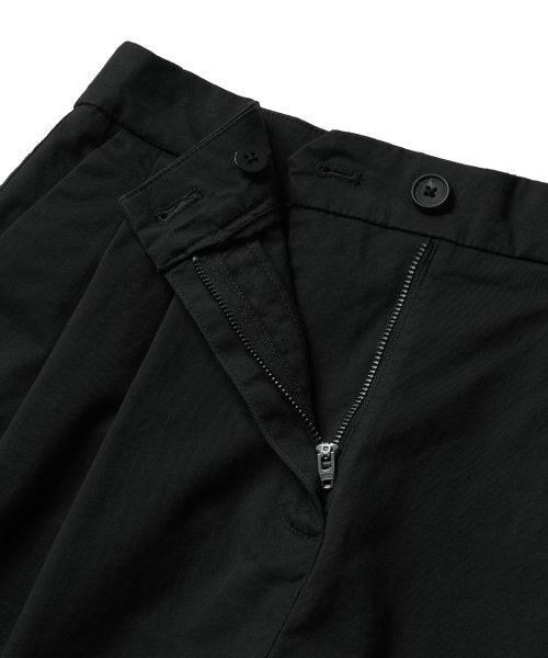 MUSINSA STANDARD WOMAN MUSINSA STANDARD WOMAN Women's Two-Tuck Wide Chino Shorts (Black)