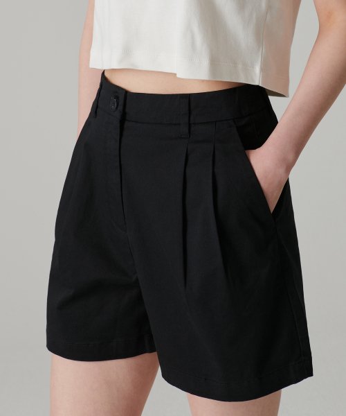 MUSINSA STANDARD WOMAN MUSINSA STANDARD WOMAN Women's Two-Tuck Wide Chino Shorts (Black)