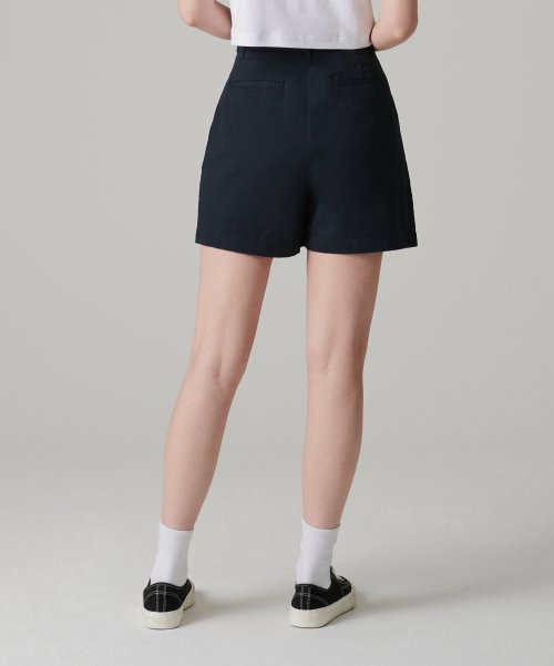 MUSINSA STANDARD WOMAN MUSINSA STANDARD WOMAN Women's Two-Tuck Wide Chino Shorts [Navy]