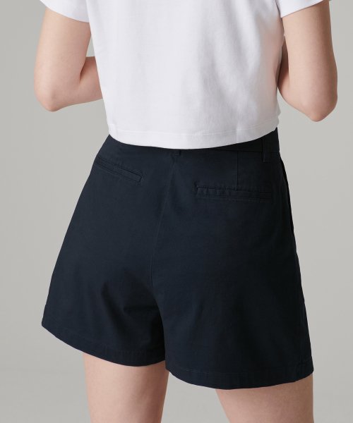 MUSINSA STANDARD WOMAN MUSINSA STANDARD WOMAN Women's Two-Tuck Wide Chino Shorts [Navy]
