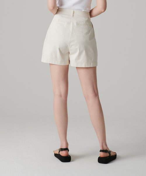 MUSINSA STANDARD WOMAN MUSINSA STANDARD WOMAN Women's Two-Tuck Wide Chino Shorts Cream