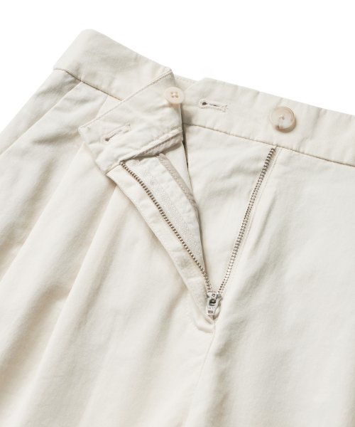 MUSINSA STANDARD WOMAN MUSINSA STANDARD WOMAN Women's Two-Tuck Wide Chino Shorts Cream