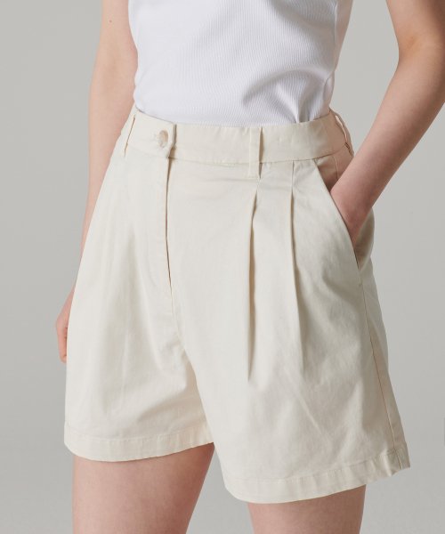 MUSINSA STANDARD WOMAN MUSINSA STANDARD WOMAN Women's Two-Tuck Wide Chino Shorts Cream