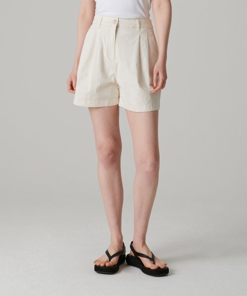 MUSINSA STANDARD WOMAN MUSINSA STANDARD WOMAN Women's Two-Tuck Wide Chino Shorts Cream