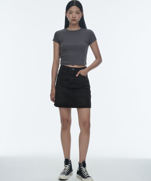 MUSINSA STANDARD WOMAN MUSINSA STANDARD WOMAN Women's Slim Crop Crew Neck T-Shirt (Dark Gray)