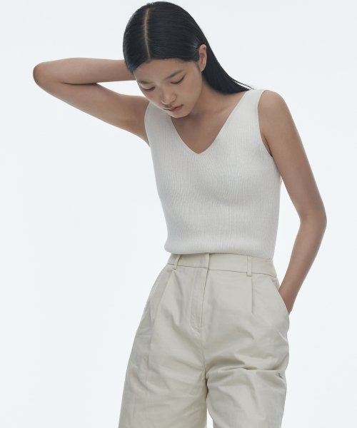 MUSINSA STANDARD WOMAN MUSINSA STANDARD WOMAN Women's Ribbed V-Neck Knit Sleeveless Top (Size XS)