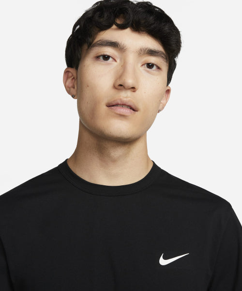NIKE NIKE Fitness T-Shirt M - Black:White