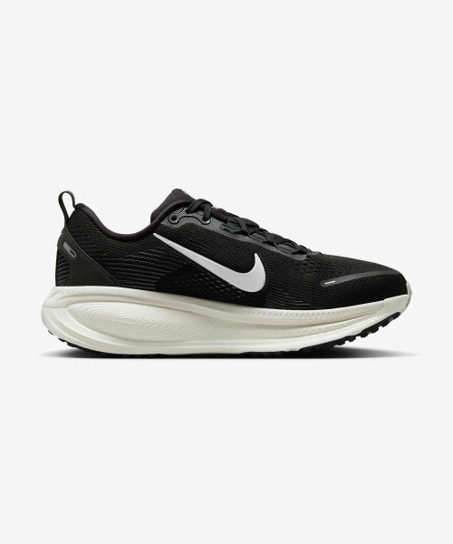 NIKE Nike Vomero 18 Shoes - Black: Coconut Milk: Light Iron Or: Summit White