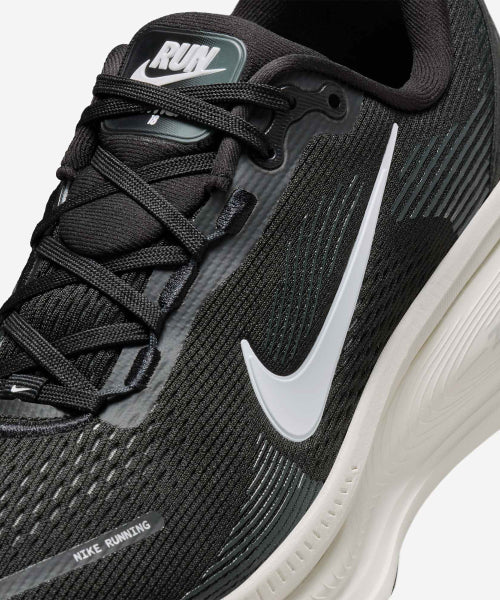 NIKE Nike Vomero 18 Shoes - Black: Coconut Milk: Light Iron Or: Summit White