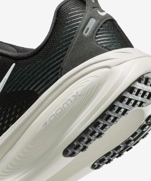 NIKE Nike Vomero 18 Shoes - Black: Coconut Milk: Light Iron Or: Summit White