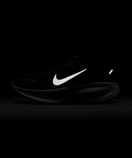 NIKE Nike Vomero 18 Shoes - Black: Coconut Milk: Light Iron Or: Summit White