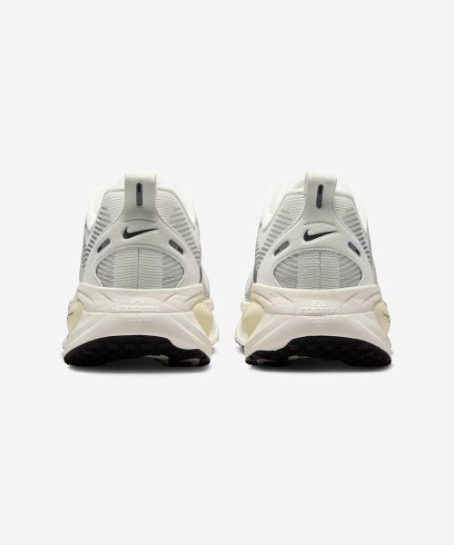 NIKE Nike Vomero 18 M - Summit White: Coconut Milk: Black