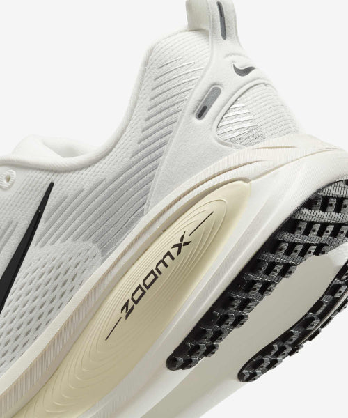 NIKE Nike Vomero 18 M - Summit White: Coconut Milk: Black