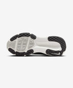 NIKE Nike Vomero 18 Shoes - Black: Coconut Milk: Light Iron Or: Summit White