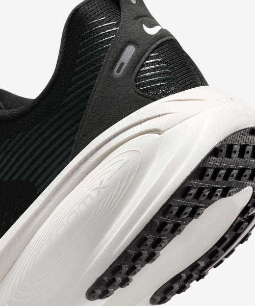 NIKE Nike Vomero 18 Shoes - Black: Coconut Milk: Light Iron Or: Summit White