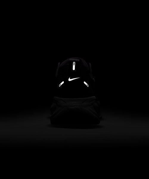 NIKE Nike Vomero 18 Shoes - Black: Coconut Milk: Light Iron Or: Summit White