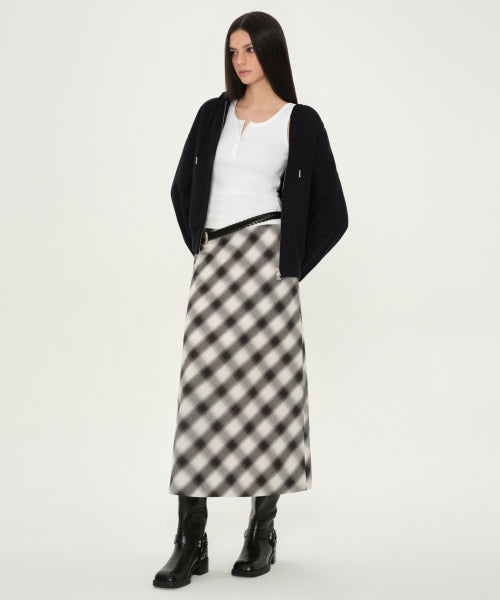MUSINSA STANDARD WOMAN MUSINSA STANDARD WOMAN Ombre Check Maxi Skirt (Black)