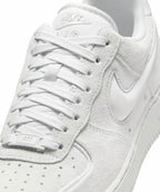 NIKE Nike Air Force 1 07 W - Off White: Light Smoke Gray