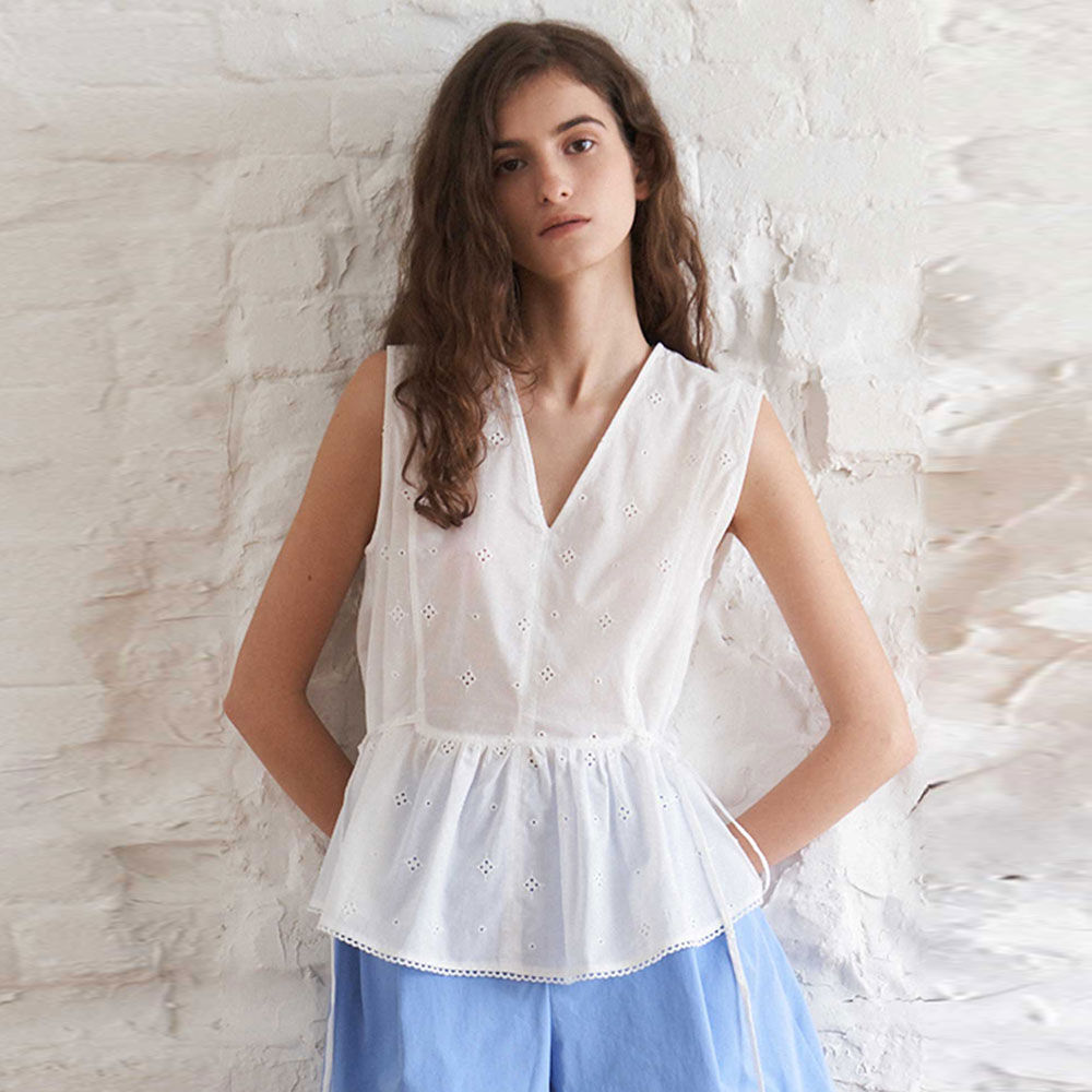 THE RYE Flared Sleeveless Blouse(White)