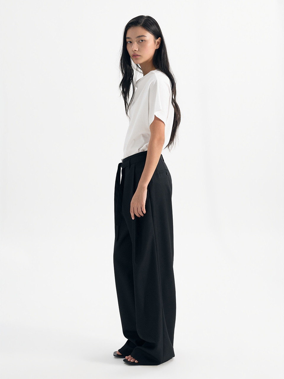 MAGJAY Drape semi-high neck t-shirt - white